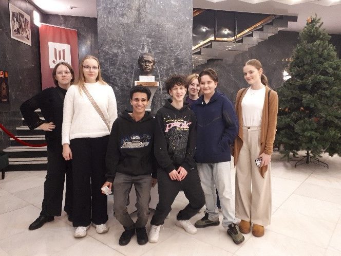 A 8.b osztály színházlátogatása